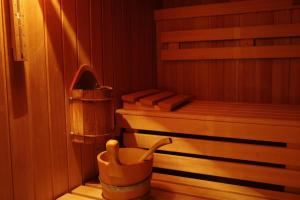 eine Sauna mit einer Holzbadewanne und einem Eimer in der Unterkunft Hotel Olympia in Lech am Arlberg