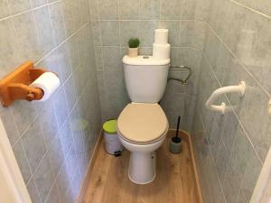 een badkamer met een toilet en rollen toiletpapier bij Appartement 55m2 en beaujolais & ENEDIS à 15 min in Saint-Germain-Nuelles