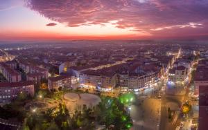 Blick auf eine nächtliche Stadt mit Lichtern in der Unterkunft SEFA HOTEL 1 ÇORLU in Çorlu