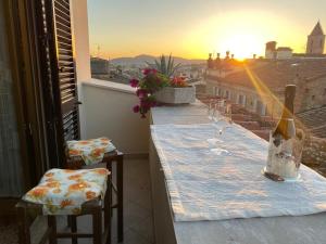 アレッツォにあるAttico Altucciの夕日を望むバルコニー(テーブル、椅子付)