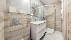Kúpeľňa v ubytovaní Apartament Grey 10 C Perłowa Przystań - Holiday City