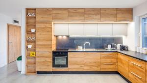 Kuchyňa alebo kuchynka v ubytovaní Apartament Grey 10 C Perłowa Przystań - Holiday City
