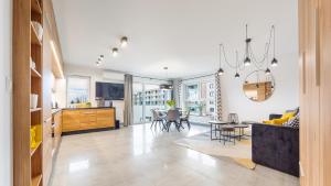 Televízia a/alebo spoločenská miestnosť v ubytovaní Apartament Grey 10 C Perłowa Przystań - Holiday City
