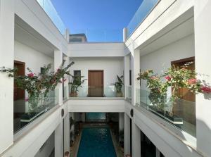 einen internen Korridor eines Hauses mit Pool in der Unterkunft Riad Dar DARRE in Marrakesch