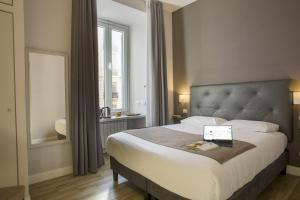 A bed or beds in a room at Colosseo Prestige Rooms