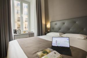 A bed or beds in a room at Colosseo Prestige Rooms