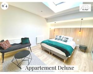 um quarto com uma cama e uma cadeira em Les Anges - 6 appartements - Place des héros em Arras