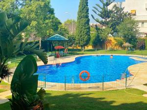 Basen w obiekcie 797 HOLIDAY RENTALS - Piso para 4 con amplia terraza al jardin y al mar lub w pobliżu