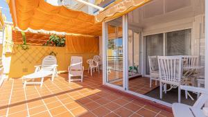Balkon lub taras w obiekcie 797 HOLIDAY RENTALS - Piso para 4 con amplia terraza al jardin y al mar