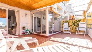 Balkon lub taras w obiekcie 797 HOLIDAY RENTALS - Piso para 4 con amplia terraza al jardin y al mar
