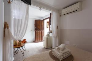 ein Schlafzimmer mit einem Bett und einem Tisch mit einem Heizkörper in der Unterkunft Casa Catalina in Palma de Mallorca