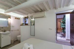 bagno bianco con servizi igienici e lavandino di Casa Catalina a Palma de Mallorca