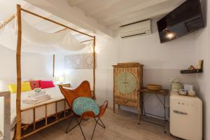 a bedroom with a bed and a desk and a chair at Casa Catalina in Palma de Mallorca