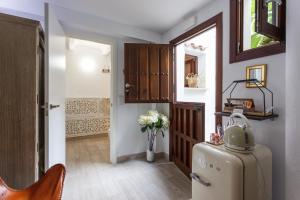 Elle comprend un petit couloir avec un réfrigérateur et une porte. dans l'établissement Casa Catalina, à Palma de Majorque