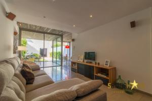薩波夫拉的住宿－Sa Pobla - 40940 Mallorca，带沙发和电视的客厅