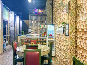 um restaurante com mesa e cadeiras numa loja em OYO 2518 Wilma Hotel Ii Premier em Kupang