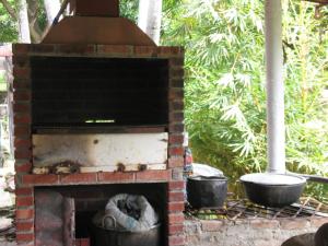 CalabazoにあるHostel Finca La Gorditaの屋外レンガ造りのオーブン(内部に食品を入れたもの付)