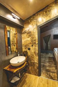 席闊維沙爾克的住宿－Вила АМРИТА，一间带水槽和淋浴的浴室