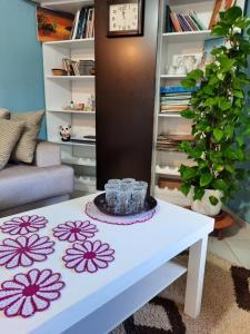 een witte salontafel in de woonkamer bij Vila Lordev Apartment in Korçë