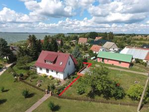 - une vue aérienne sur un petit village avec des maisons dans l'établissement Ferienhaus "Seeadler" in Rankwitz am Peenestrom, à Rankwitz
