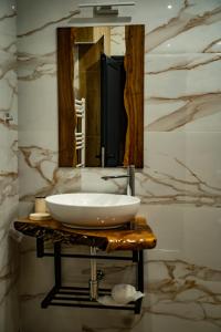 ツィゴフ・チャルクにあるВила АМРИТАのバスルーム(白い洗面台、鏡付)