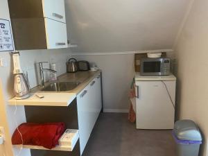 A kitchen or kitchenette at Maria Vendéghaz