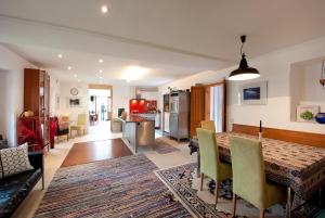 A kitchen or kitchenette at Loft am See