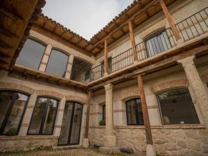 an outside view of a building with a balcony at Casa de los Mendoza - Casa Solariega en el casco histórico in Alcalá de Henares