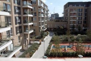 an aerial view of an apartment complex with a courtyard at Charming 3-Bed House in East central London in London