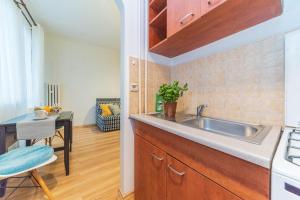 Kuchyňa alebo kuchynka v ubytovaní Apartamenty Przytulne z balkonem, 150m od dworca Gdańsk Główny
