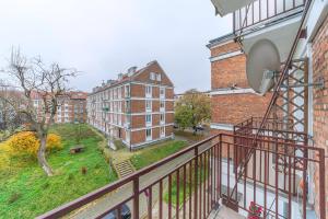 グダニスクにあるApartamenty Przytulne z balkonem, 150m od dworca Gdańsk Głównyの公園の景色を望むアパートメントバルコニー