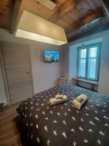 a bedroom with a bed with two towels on it at Appartamento gaiulin in Pinzolo