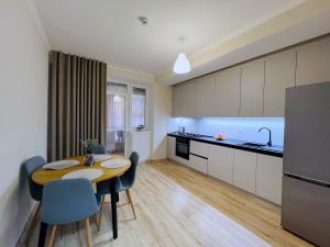 キシナウにあるCozy apartment in Chisinauの部屋にテーブルと椅子のあるキッチン