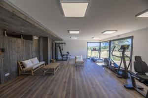 um ginásio com passadeiras e equipamento de exercício numa sala em Appartement Dea em Sainte-Lucie de Porto-Vecchio