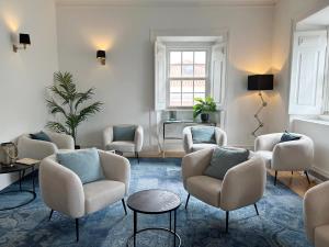 a living room with chairs and a couch and a table at Villa Vasco da Gama in Cascais