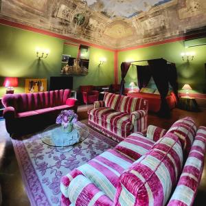 ein Wohnzimmer mit 2 Sofas und einem Bett in der Unterkunft Casa Masoli in Ravenna