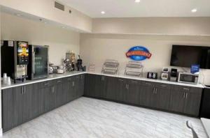 Kjøkken eller kjøkkenkrok på Baymont by Wyndham Topeka