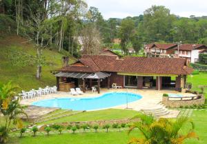 un complejo con piscina y casa en Casa de campo Petunia com Wi-Fi e lazer - RJ, en Teresópolis