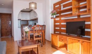 uma sala de estar com televisão e uma sala de jantar em Aldeas Taray Admer 12 em La Manga del Mar Menor