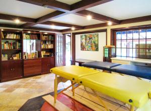 sala de estar con mesa de ping pong amarilla en Casa de campo Lirio c piscina e churrasqueira - RJ, en Teresópolis