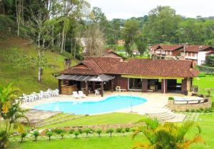 un complejo con piscina y casa en Casa de campo Lirio c piscina e churrasqueira - RJ, en Teresópolis