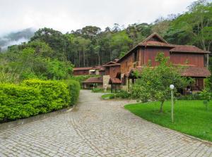 un camino empedrado frente a un edificio en Casa de campo Lirio c piscina e churrasqueira - RJ, en Teresópolis