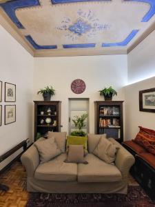uma sala de estar com um sofá e um tecto em Casa Masoli em Ravenna