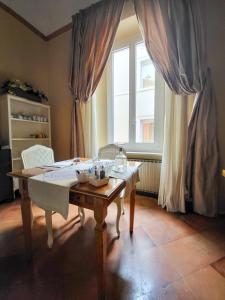 a living room with a table and a window at Casa Masoli in Ravenna