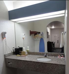 Kuchyň nebo kuchyňský kout v ubytování Super 8 by Wyndham Houston/Brookhollow NW