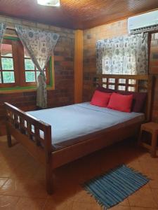 Ένα ή περισσότερα κρεβάτια σε δωμάτιο στο Seawind Cottage Authentic St.Lucian Accommodation near Plantation Beach