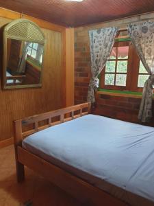 Ένα ή περισσότερα κρεβάτια σε δωμάτιο στο Seawind Cottage Authentic St.Lucian Accommodation near Plantation Beach