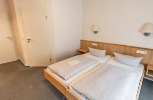 Postel nebo postele na pokoji v ubytování Hotel-Gasthof zum Ritter