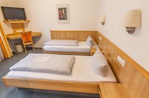 Postel nebo postele na pokoji v ubytování Hotel-Gasthof zum Ritter