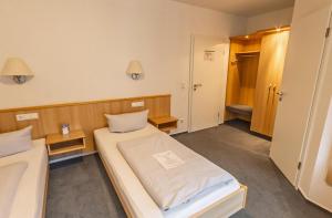 Postel nebo postele na pokoji v ubytování Hotel-Gasthof zum Ritter